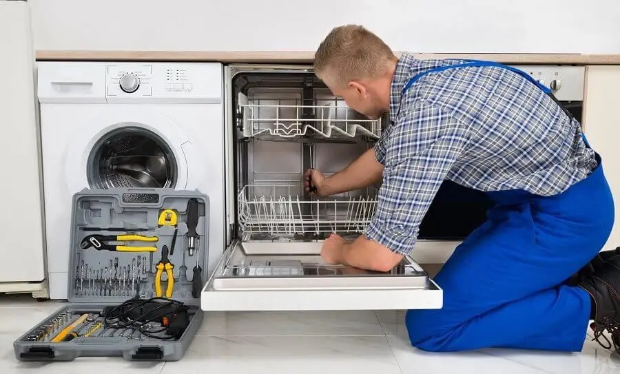 Dilovası Dominox servisi teknisyen ekibi beyaz eşya tamiri yaparken
